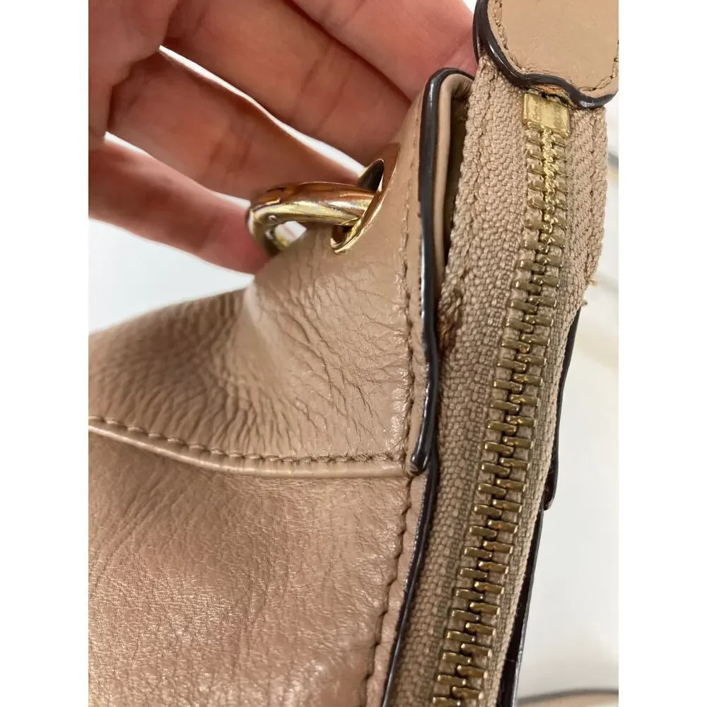 MICHAEL KORS, MEDIUM TAUPE PEBBLED LEATHER CROSSBODY BAG